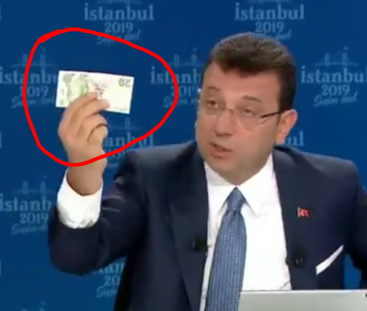 hitvecom's tweet image. #tarihibuluşmaFOXta ekrem imamoğlu para tutmayı bilmiyor. Ben cebinden 200 ₺ yada 100$ bekliyordum. Ama 20 ₺ geldi o para ters geldi.  😂