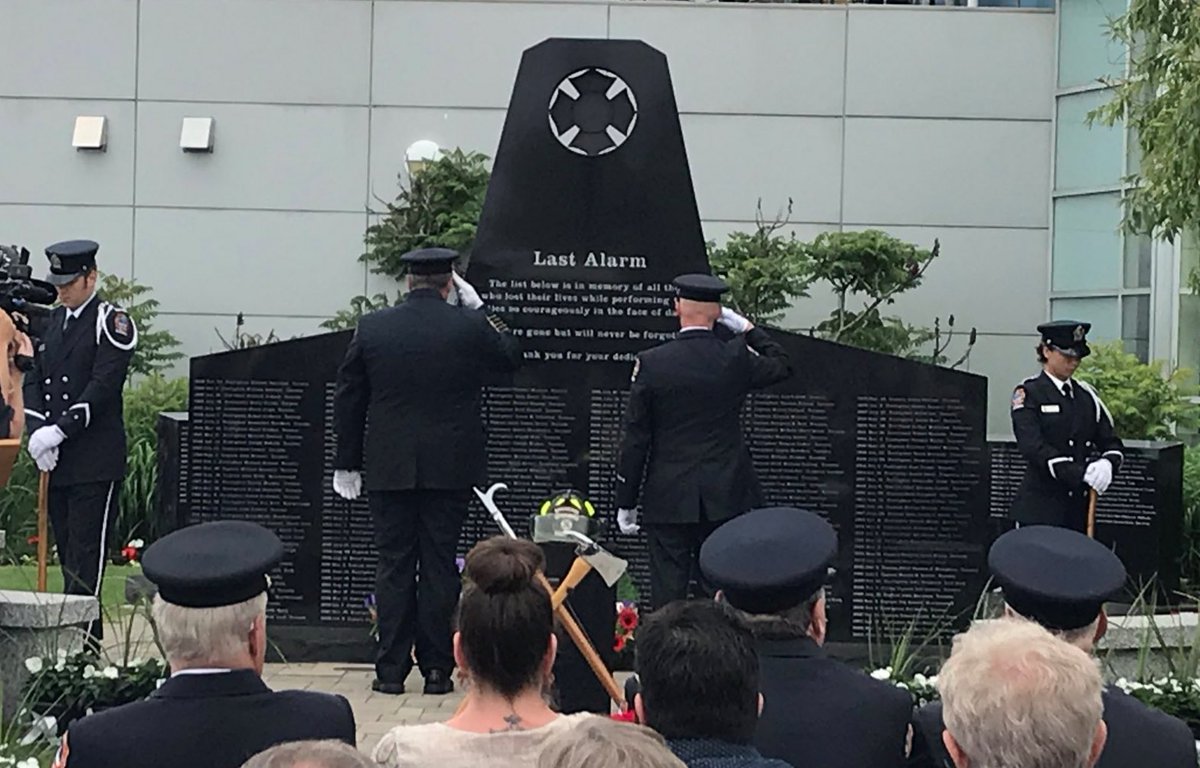 CourtHouseCop's tweet photo. Today we gather to remember the @Toronto_Fire Services fallen firefighters who made the ultimate sacrifice. @ChiefPeggTFS and Deputy Chief Mike McCoy  #NotForgotten #WeRemember 
#ChiefCeremonialUnit @TPFFA @TorontoPolice https://t.co/G00IYsrCyG