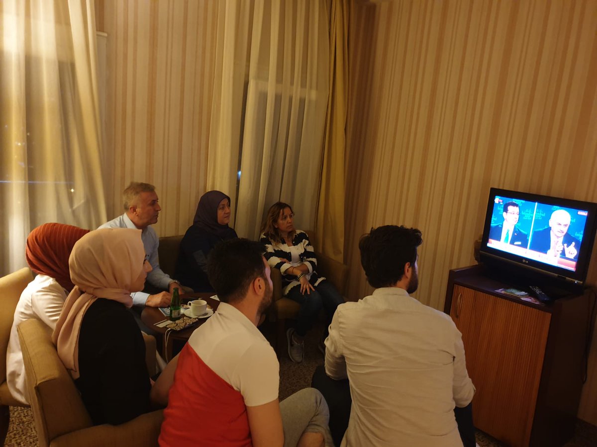 Arkadaşlarımla #BYvsEİ ortak yayınını izliyoruz. Önemli bir program #BinaliBaşkan dürüst, samimi bir portre çizerken Sn. İmamoğlu daha birkaç gün önce yalanları deşifre olmasına rağmen hala aynı yalanlarına devam ediyor. Bu milletimize saygısızlıktır. 
#DahaGüzelOlacak