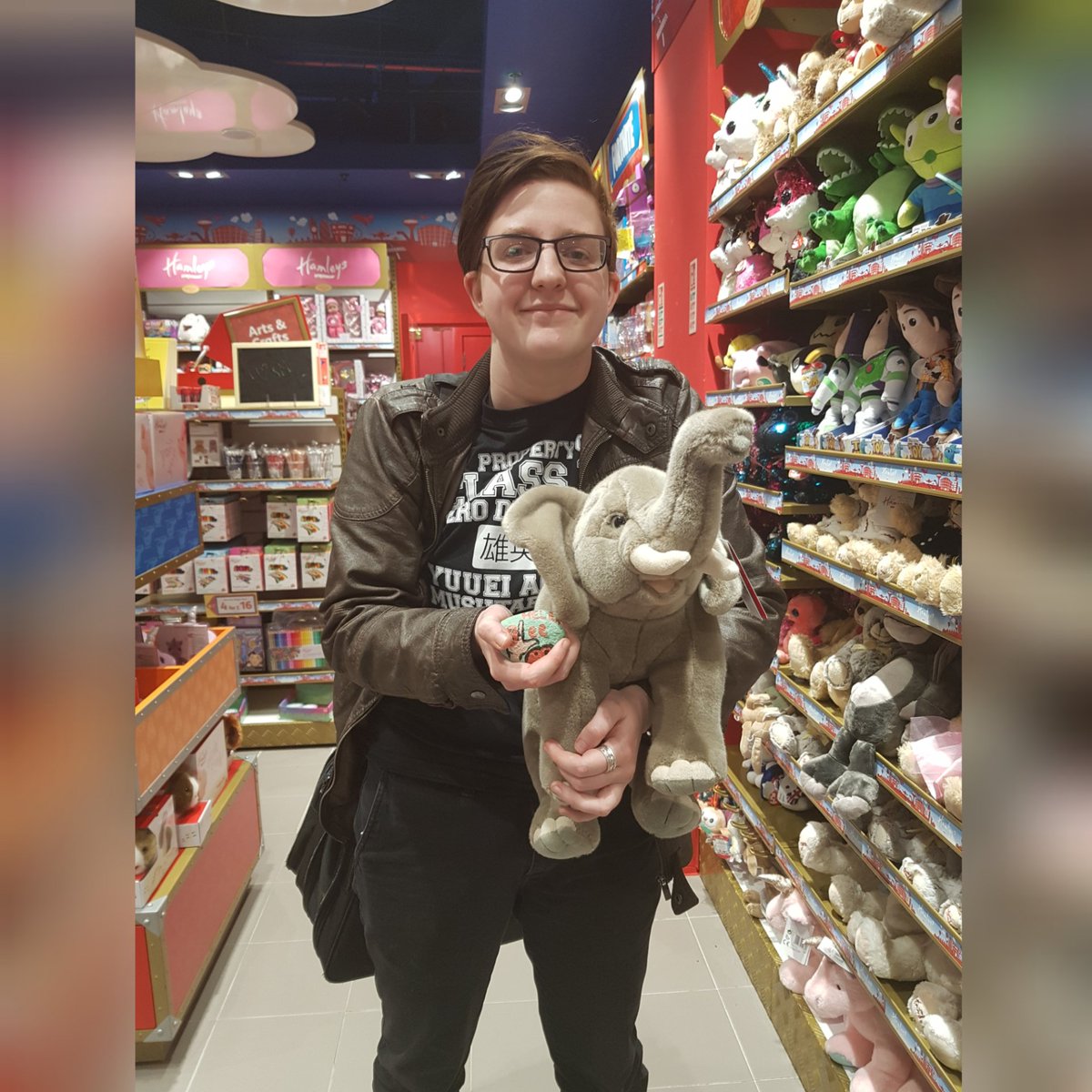 HelensRocks's tweet photo. This rock was placed at Luton Airport, London, England, United Kingdom ๐ฌ๐ง
#HelensRocks #Travel #Elephant #InHerMemory #Cancer #Glee #GleeClub #Glee10thAnniversary #ToyShop #StuffedToy https://t.co/J9OfLw3F91