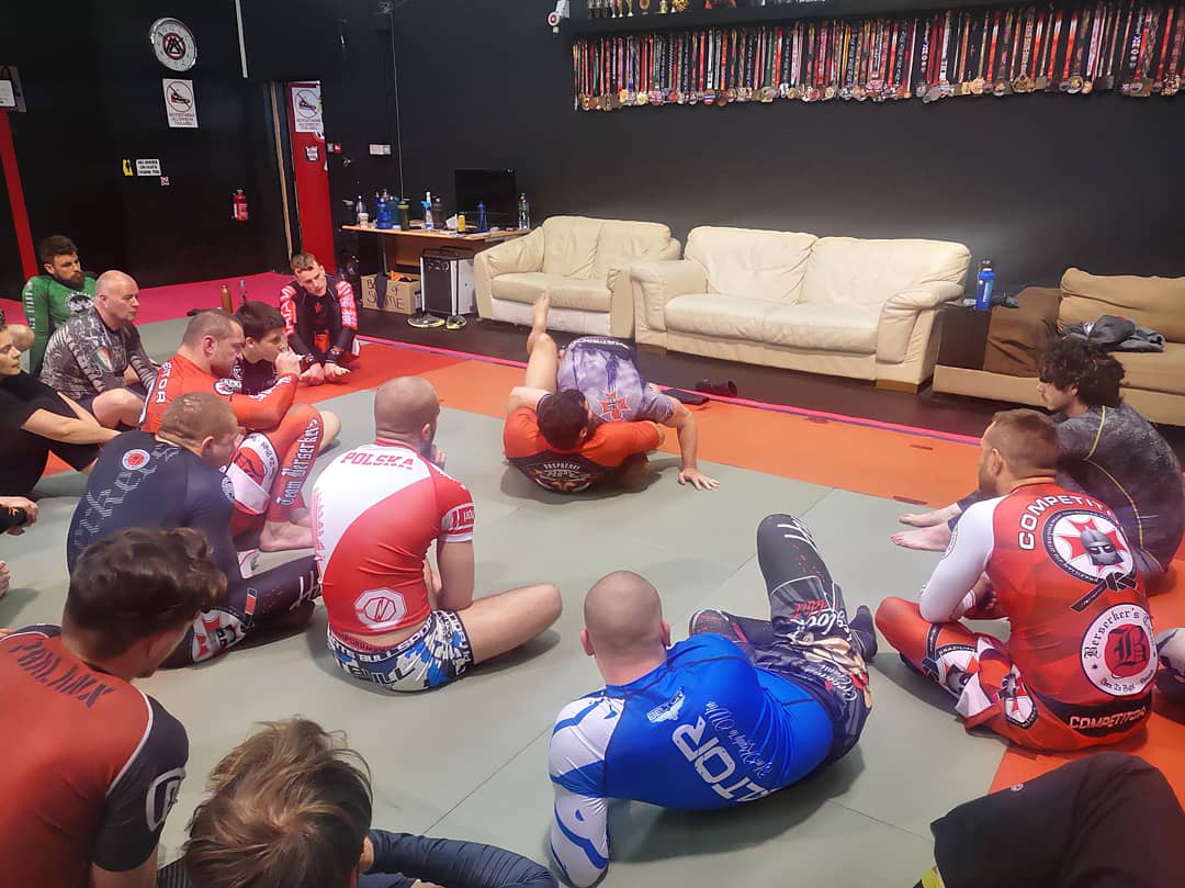 HusariaNaas's tweet photo. Massive thanks to @Raspberry_ape for a great #guillotine seminar today! 
*
*
#bjj #jiu #jitsu #guillotine https://t.co/m4e9TPK79Z