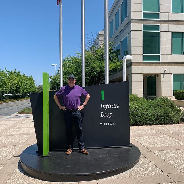 Timothy_Hughes's tweet photo. Apple’s old HQ #applecampus #appleinfiniteloop #appleHQ #DLAontour #roadtrip #USA #USAroadtrip #roadtripUSA #applestore https://t.co/YdD6ogMKEK https://t.co/trmDHePdRg