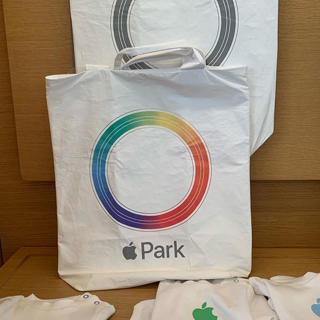 Timothy_Hughes's tweet photo. Apple’s new HQ #applecampus #appleinfiniteloop #appleHQ #DLAontour #roadtrip #USA #USAroadtrip #roadtripUSA #applestore #Applepark https://t.co/q219trf8BC https://t.co/B5Ec6fB240