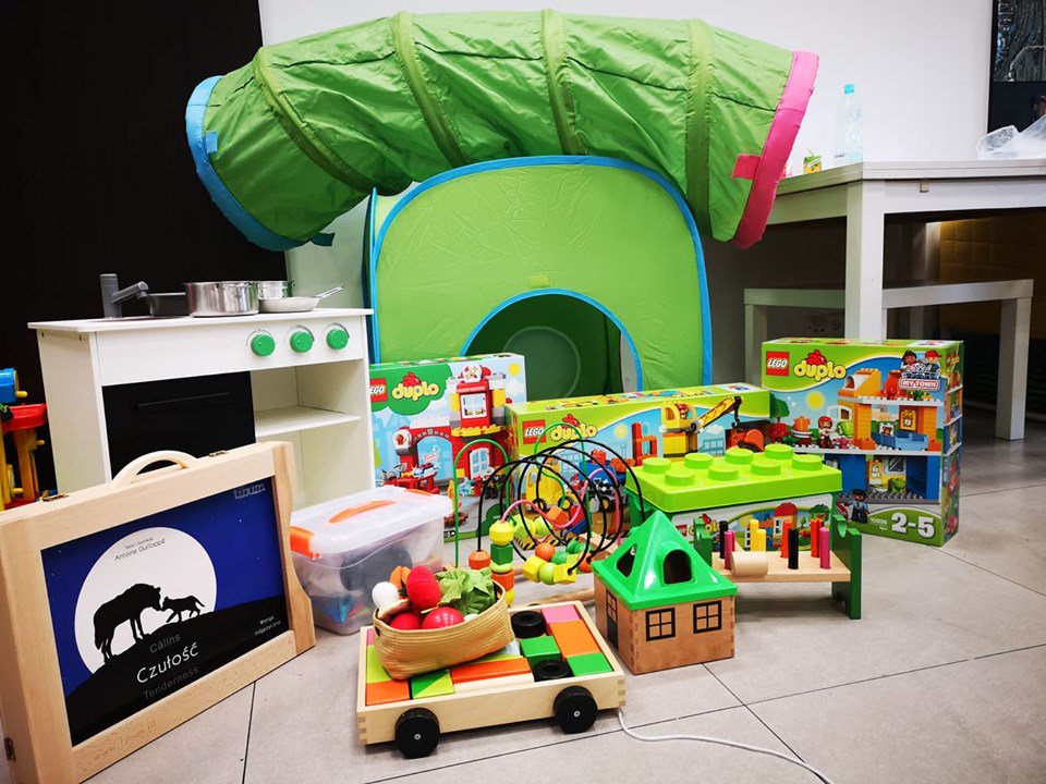 RelativityHQ's tweet photo. Supporting the communities where our offices are located around the world, #RelativityGives donated educational toys to benefit a local activity program in #Krakow. #WeAreRelativity https://t.co/IVJ6Jxyqo5