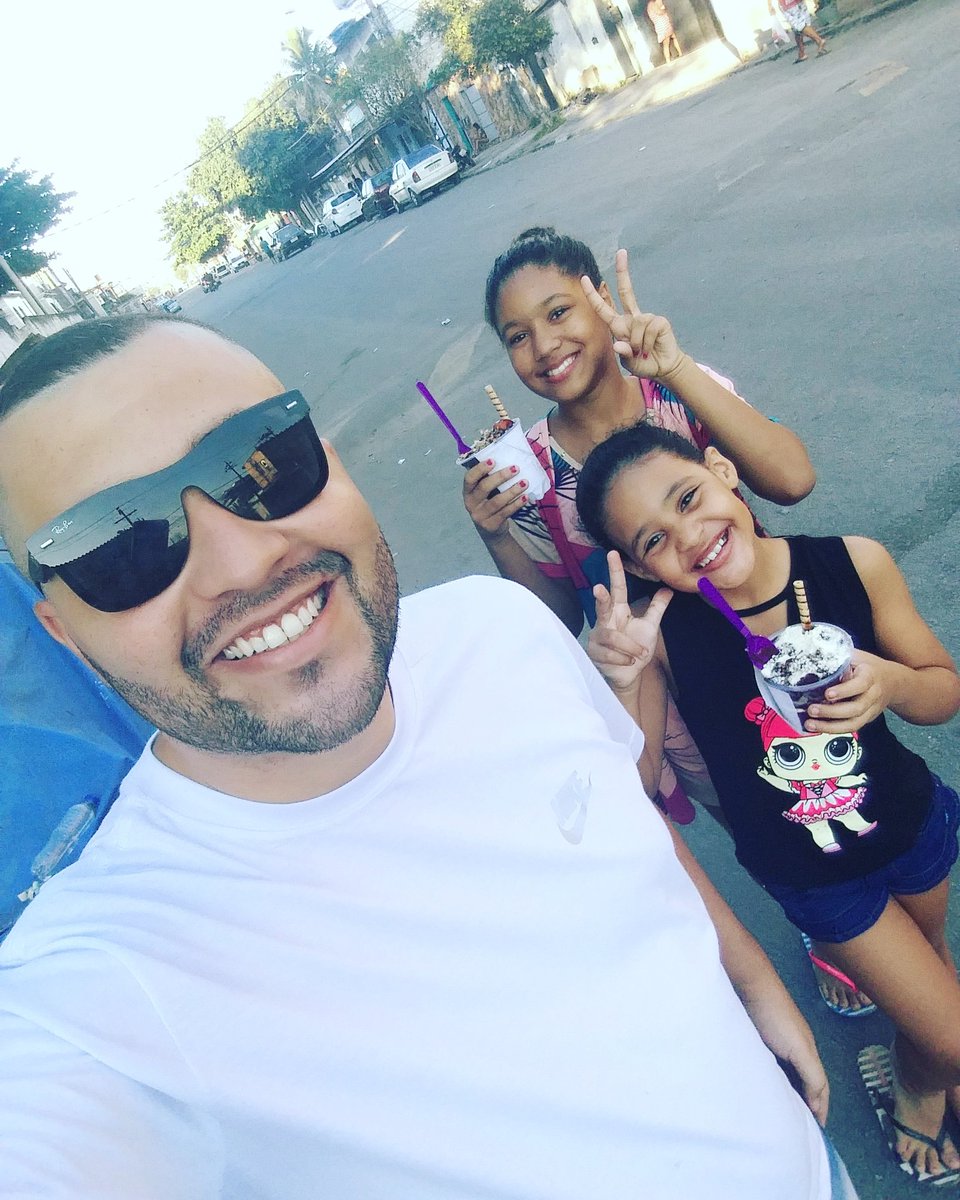 Jorge_donha's tweet photo. Com vcs tudo fica tão bonito, bem mais colorido!
#DomingoComElas #MinhasVida https://t.co/8y0OIKa8jy