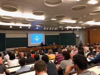 SKS vpj Anu Airaksinen esittelee prof. Pihkon EUCOMC XXIII 23rd kongressin avajaisissa Helsingin yliopistolla