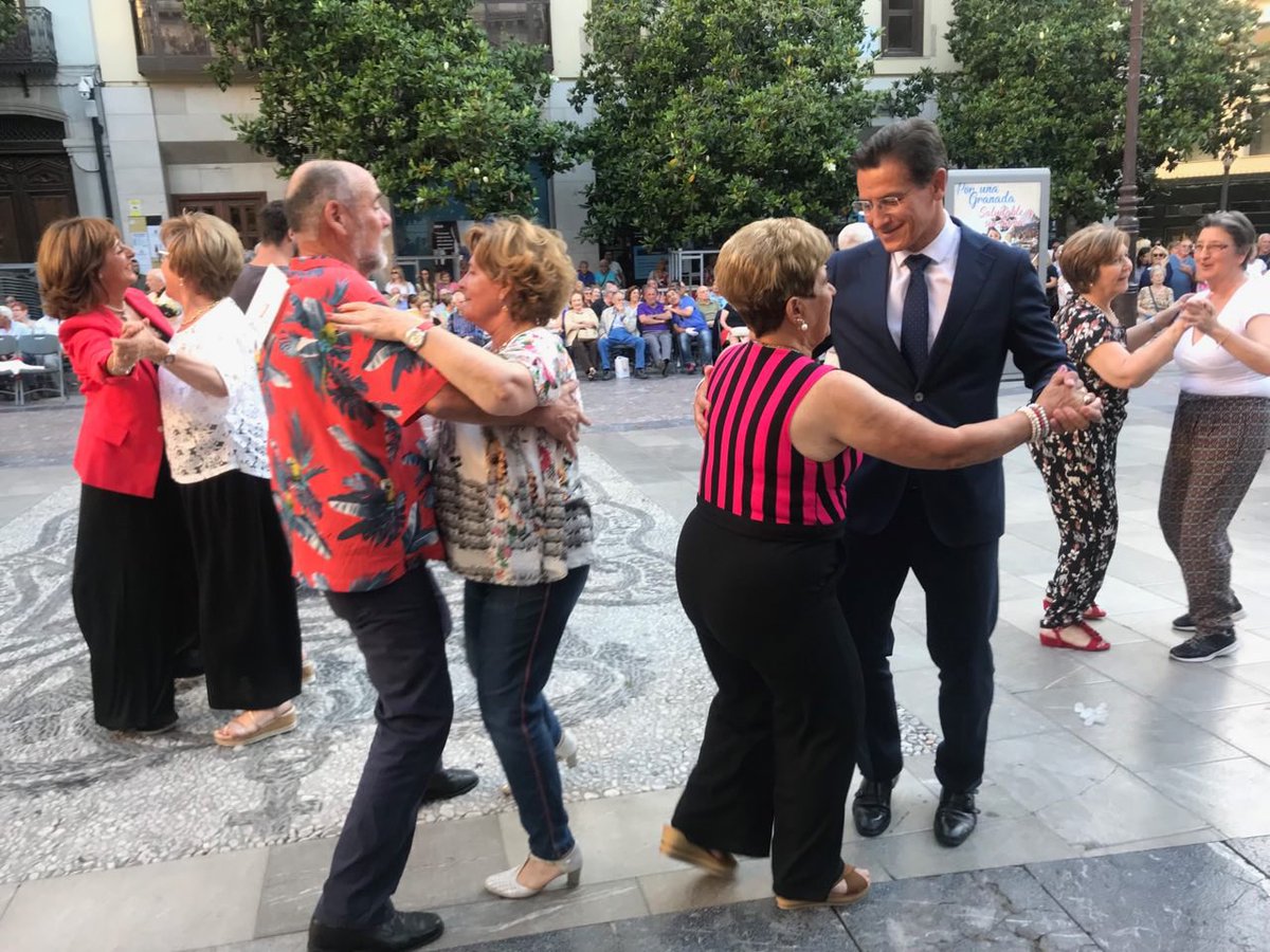 LuisSalvador's tweet photo. Fue precioso que el primer acto en calidad de Alcalde haya sido con nuestros mayores inaugurando la temporada de Mayores al Baile como actividad en nuestras plazas granadinas. Vi mucho nivel aunque todos se divirtieron y no pude evitar recibir algunas clases improvisadas. https://t.co/ogdf4LwP4f