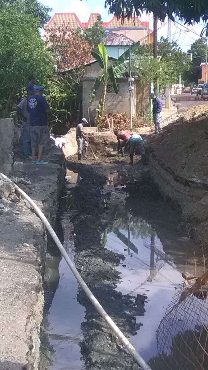 Riveron2020's tweet photo. Siguen los trabajos del canalito en la calle 27 de febrero, Las obras sociales no se detienen, por un mejor Dajabón Riveron al Ayuntamiento!

#Riveron2020 #RiveronAlcalde #PonteEnEsto
#PRM #ElCambioEsRiveron https://t.co/iXKql7AWTj