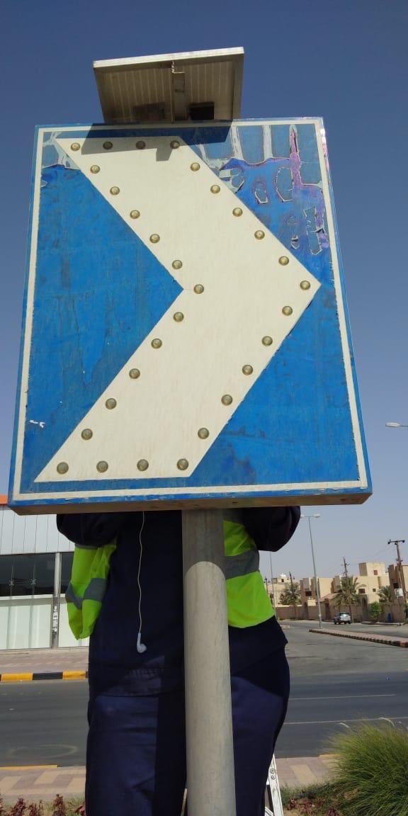 qu_us1's tweet photo. ضمن جهودها في #تحسين_المشهد_الحضري ؛ أمانة #حفر_الباطن تعمل على صيانة اللوحات الإرشادية و��ركيب البطاريات بطريق الملك عبدالعزيز مع تقاطع طريق عمر بن الخطاب  وتواصل جهودها لمعالجة #التشوه_البصري بالمحافظة . 
#اسأل_الحفر https://t.co/6pVFQGhxPA