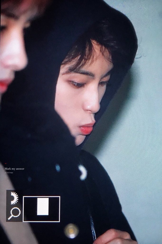small thread of mark lee pouting