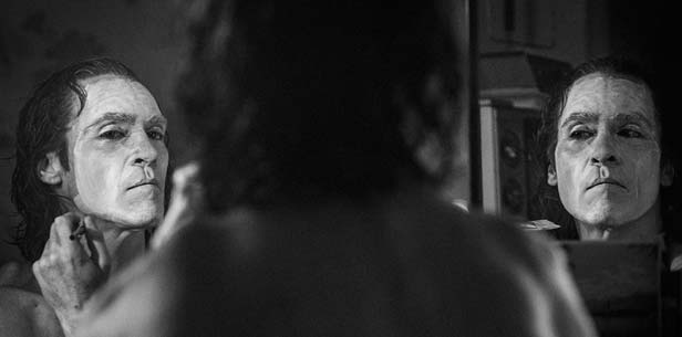 Joker: Nueva imagen con Joaquin Phoenix como protagonista dlvr.it/R6k7Cw