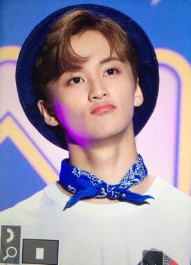 small thread of mark lee pouting