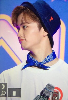 small thread of mark lee pouting