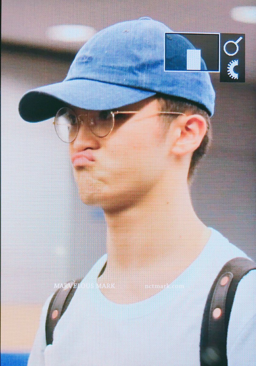 small thread of mark lee pouting