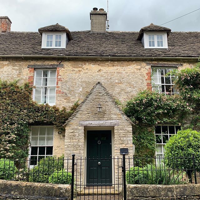cotswold_agent's tweet photo. Beautiful house I came across today on a non work day whilst out taking my daughter horse riding.

I’m on the look out for lights for my new kitchen extension. Spot the cute little light above the porch 💚
.
.
.
 #beautifulcottage #buyingagent #propertysearch #cotswolds #cots… https://t.co/2Nk7CYy2AU