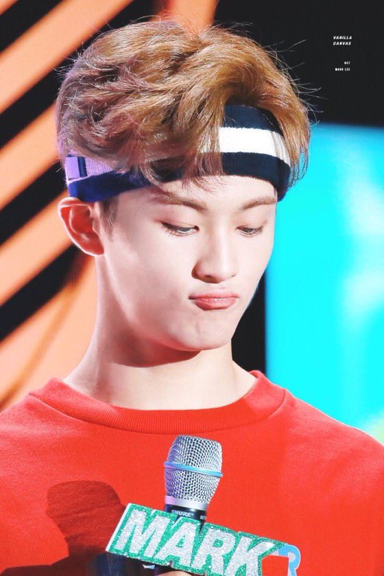 small thread of mark lee pouting