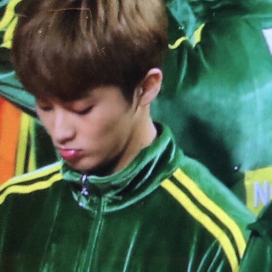 small thread of mark lee pouting