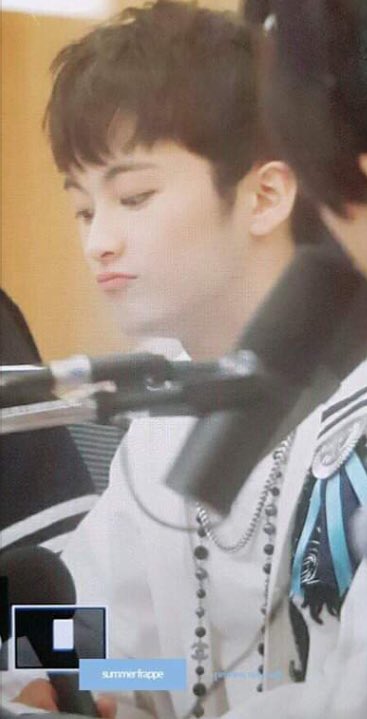 small thread of mark lee pouting