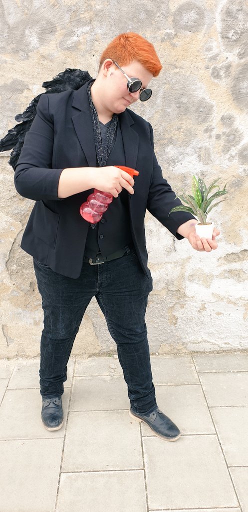 Spaceyeurotrash's tweet photo. Went to #GCCMünchen as Crowley today and had a lot of fun! Thanks to everyone who wanted to take a picture that was really cool!
#GoodOmens #goodomenscosplay #Crowley #crowleycosplay #comicconmunich https://t.co/tSJj44ftLJ