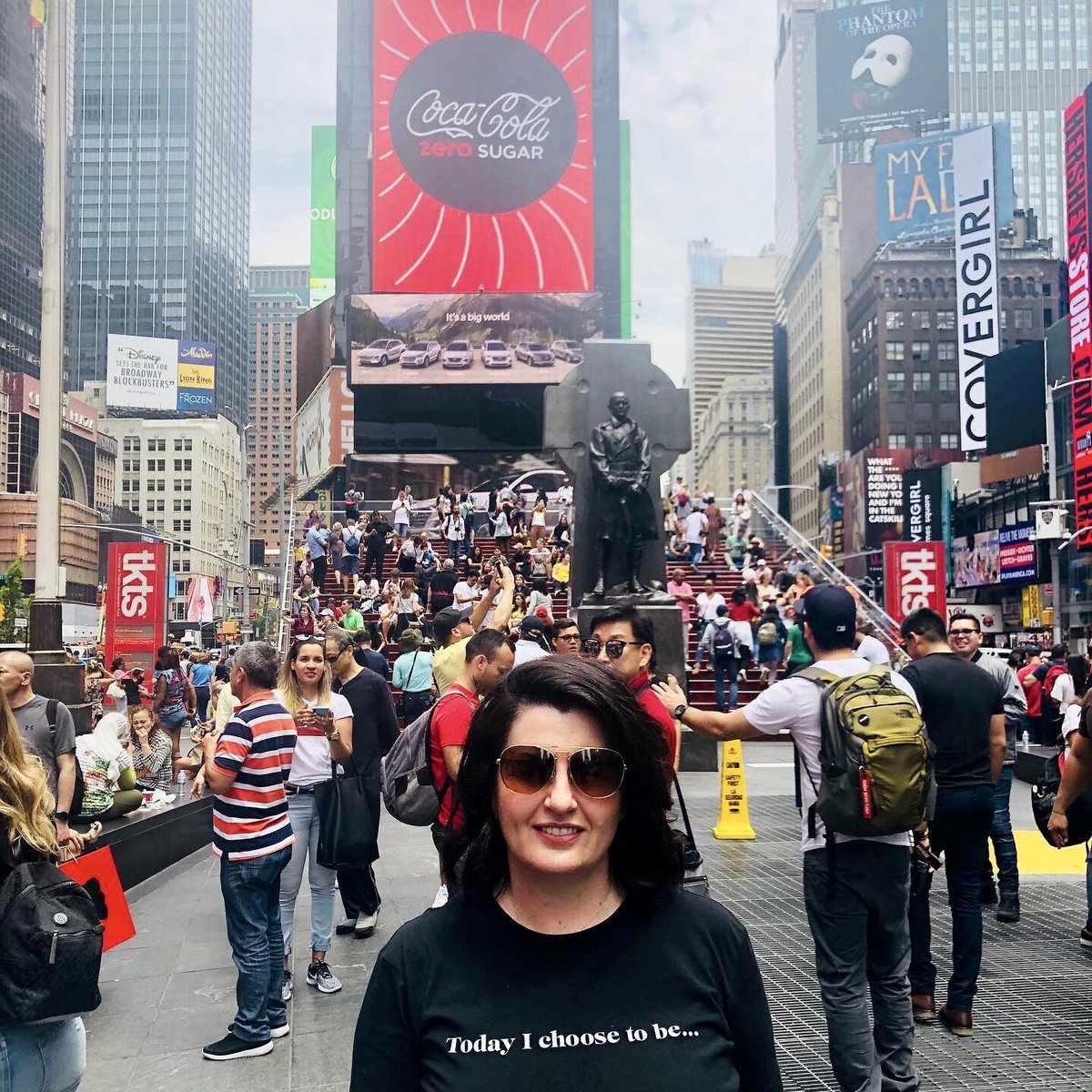 LeBusqueMark's tweet photo. Humannovation In the Big 🍎 love your work Jo Willoughby #humannovation #humannovate #humannovationchallenge #NewYorkCity #TimesSquare #todayichoosetobe https://t.co/OPHNh285zN