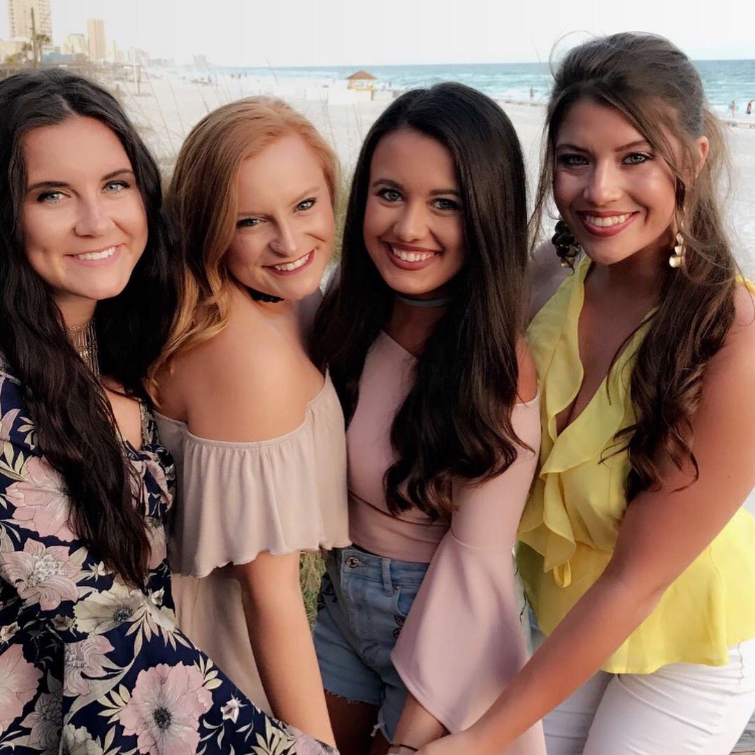 TammiD1's tweet photo. Happy Birthday @Miranda_Sorrell Hope you are feeling 22!!! Love you:)) 🎈🎁🎉🎂😘 https://t.co/WU74K7knWH