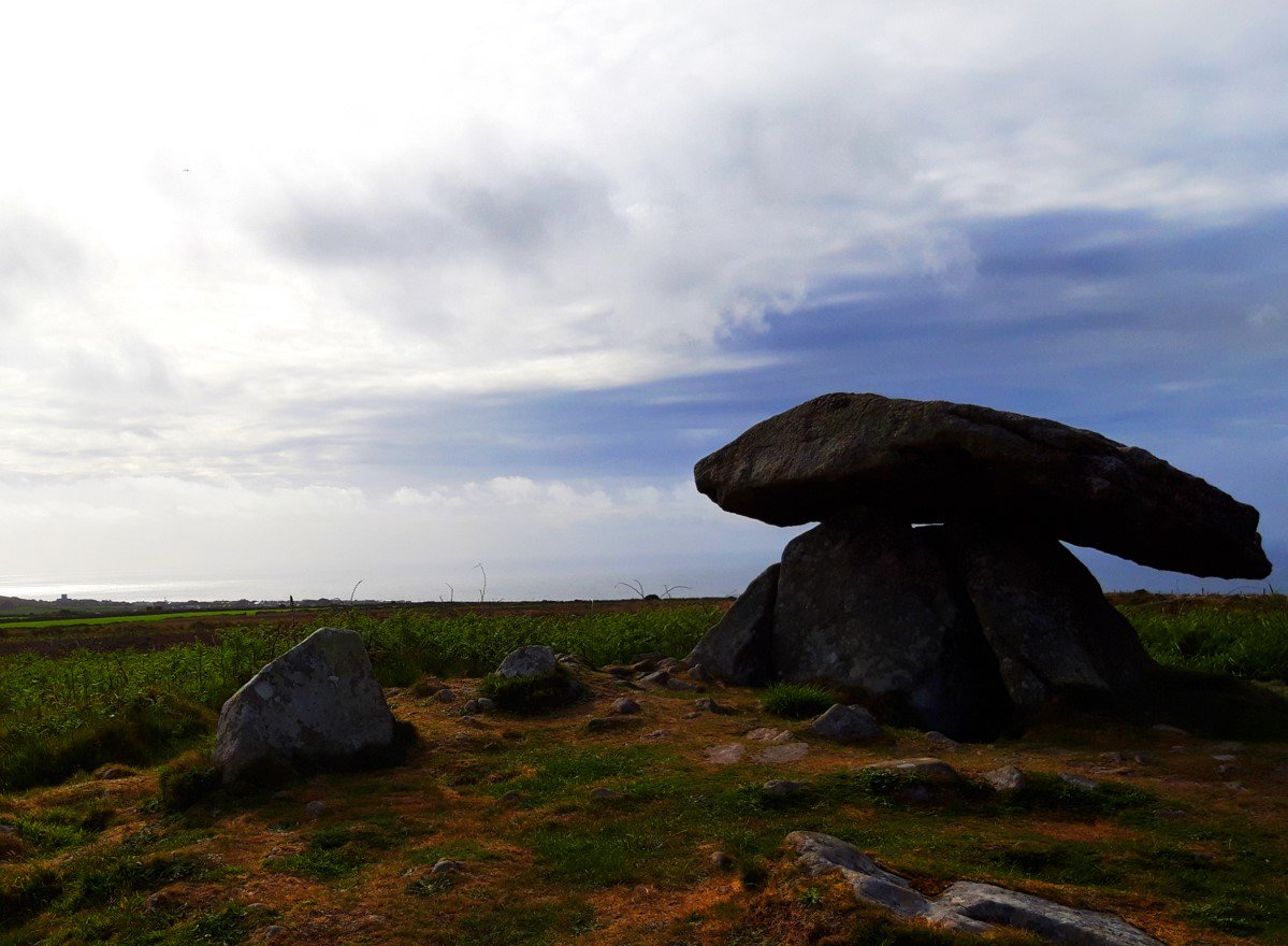 Chûn Quoit is in good nick for a burial mound that's c.4000 years old. Old sketches attached show it's not changed much since the 18thC. Surprised the later builders of Chûn Castle didn't rob any of it. Out of respect? Or was the stone still buried then? #PrehistoryOfPenwith