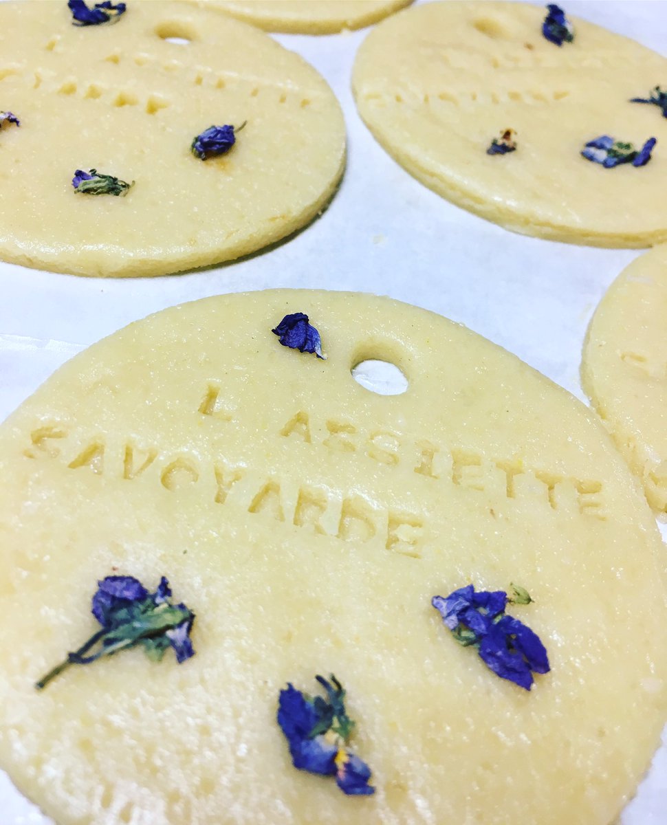 Demain 10h chez @sergeassiettesavoyardefbleu en interview pour parler de pâtisseries végétales et de mes biscuits à personnaliser 🌱👩🏼‍🍳 #trac #intervieuw #jyvaismaisjaipeur #cavabiensepasser 🌿 #naoinspirationsvegetales #biscuitspersonnalisés #biscuits #plantbasedcookies #sablés