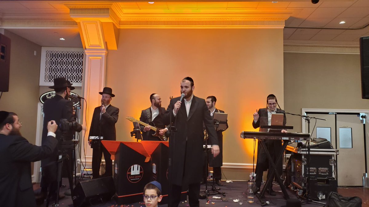 Azamrah Choir (@azamrahchoir) on Twitter photo Last weeks wedding was on 🔥🔥
.
🎹 @levi_lesin
🎸 <a href="/mottyfeldman/">Amrom Deutsch</a>
🎷 @shmayakarpen
🎙 <a href="/StrumzBand/">StrumzBand</a>
🎤 <a href="/azamrahchoir/">Azamrah Choir</a> .
.
.
#greatwedding #mazaltov #legacy #strumz #chaim #jewishwedding #roofonfire #azamrah Last weeks wedding was on 🔥🔥
.
🎹 @levi_lesin
🎸 <a href="/mottyfeldman/">Amrom Deutsch</a>
🎷 @shmayakarpen
🎙 <a href="/StrumzBand/">StrumzBand</a>
🎤 <a href="/azamrahchoir/">Azamrah Choir</a> .
.
.
#greatwedding #mazaltov #legacy #strumz #chaim #jewishwedding #roofonfire #azamrah