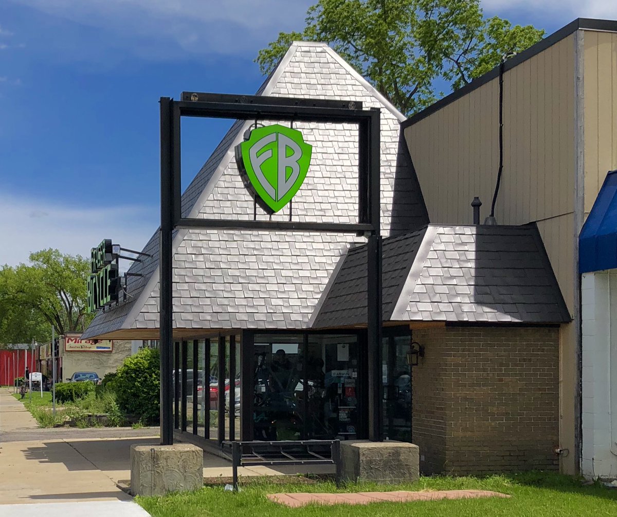 Ted Smith, Strickland’s Market (1969) & The Peak Ski Shop (1984) /// Smith found himself a niche in the Ann Arbor market by providing simple, modern design for basic buildings like liquor stores, strip mall retail, and gas stations.