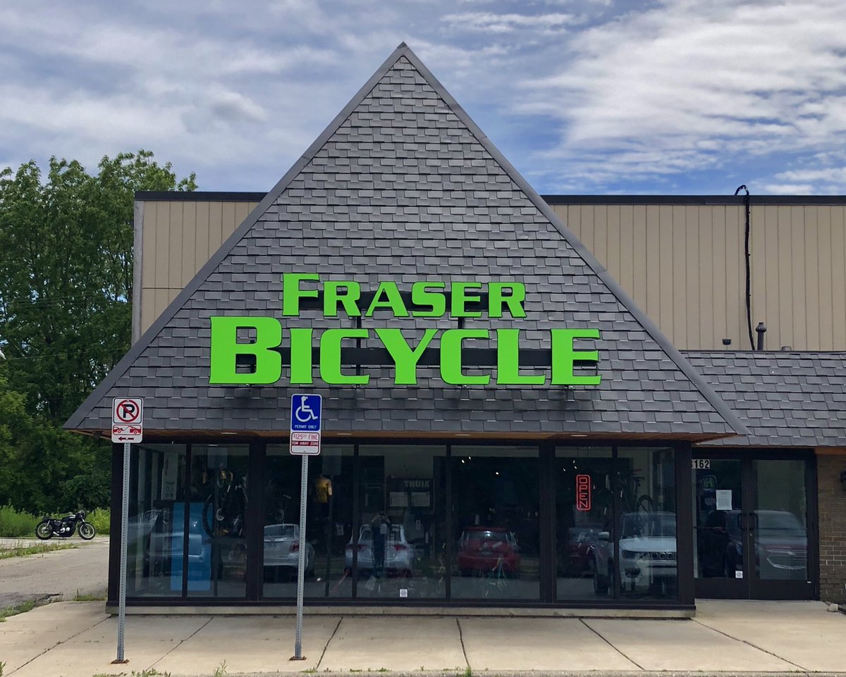 Ted Smith, Strickland’s Market (1969) & The Peak Ski Shop (1984) /// Smith found himself a niche in the Ann Arbor market by providing simple, modern design for basic buildings like liquor stores, strip mall retail, and gas stations.