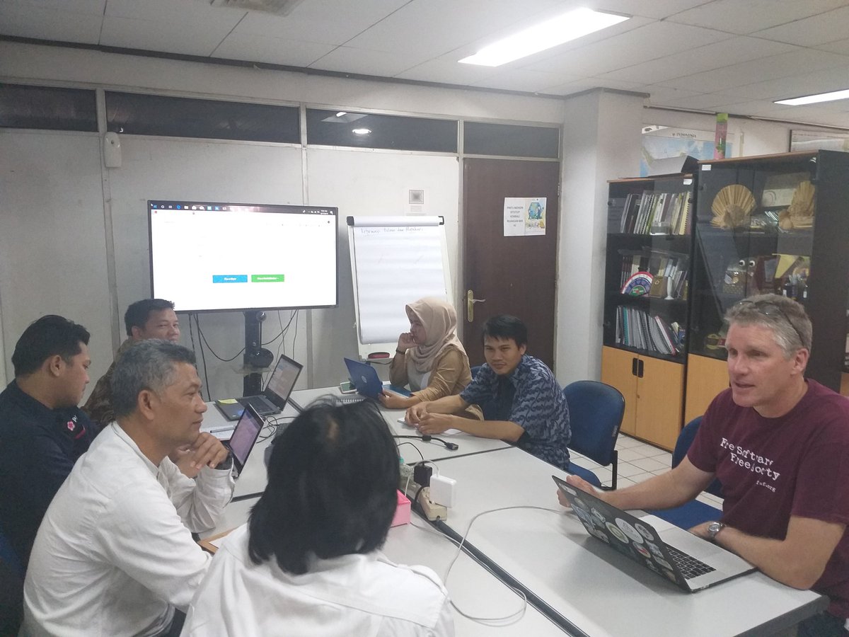 forecastingbas1's tweet photo. Gavin Fleming from #kartoza presenting the inasafe and inarisk for FbF at DM Department meeting room @palangmerah 2nd floor. Cc @ifrc @IFRCAsiaPacific @Francescorocca @RCClimate @CatalinaJaime2 @BNPB_Indonesia @RosemarieNorth @kdsiahaan https://t.co/kdKY6Y2ypN