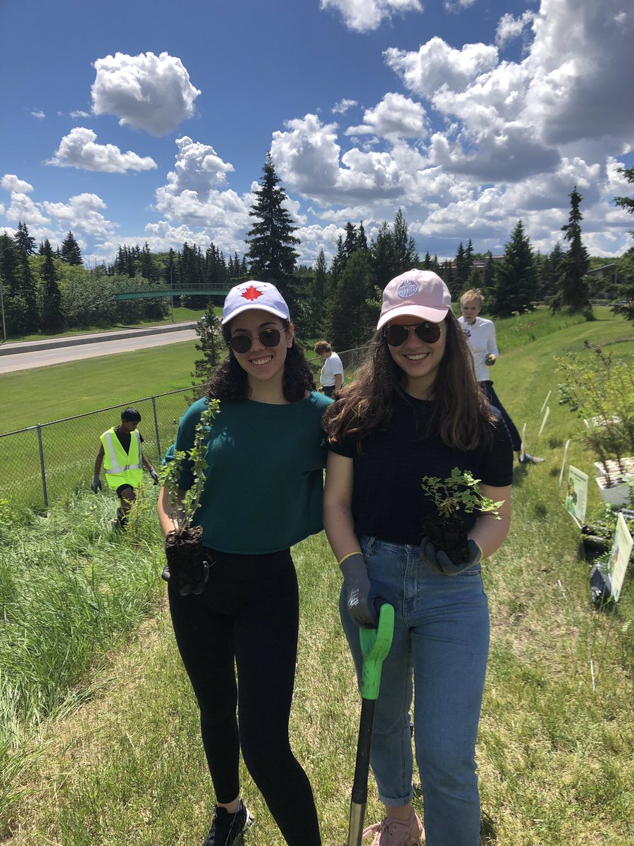 Heidi_Yang_'s tweet image. @GlenoraRotary making our community better. #RootforTrees #yeg #transformingEdmonton