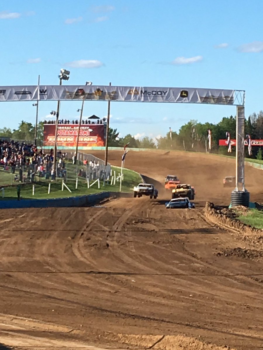 buyherfeelings's tweet image. Green flag starts the #LandRush! #TeamCooperTire @MWShortCourse #MWShortCourse @CrandonOffroad @KeeganKincaid_7 #CrandonLive #Pro2 #PotawatomiCup