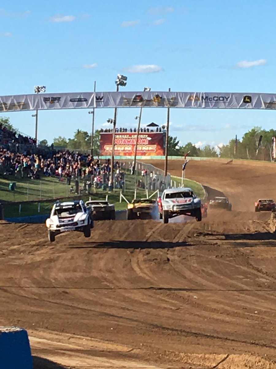 buyherfeelings's tweet image. Green flag starts the #LandRush! #TeamCooperTire @MWShortCourse #MWShortCourse @CrandonOffroad @KeeganKincaid_7 #CrandonLive #Pro2 #PotawatomiCup
