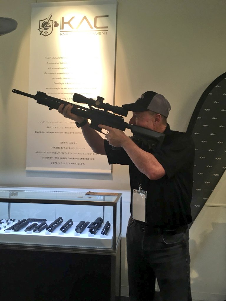 Gunsmithyuki's tweet photo. 昨日のトレフェスにてKACの中の人とツーショット撮ってもらいました！！！
僕のSR-15を構えてくれた事に感動。。ペリカンにサインまで！！！
最高な１日だったしよりKAC愛が深まりましたー！！！いっぱいちゅき https://t.co/lbx3ChRgwC