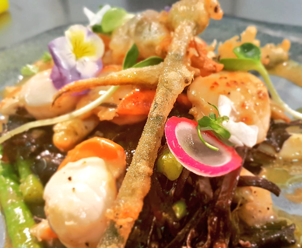 Scallops tempura of <a href="/DrummondHGarlic/">DrummondHouse Garlic</a> scrapes,  white asparagus,  sea spaghetti