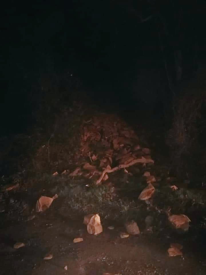 ICEBiobio's tweet photo. Ahora en #Hualpen deslizamiento de  rocas y lodo camino a la desembocadura altura club de caza y pesca, alrededor de 50 vehículos se encuentran aislados sin poder pasar. (Fotos Bomberos Hualpen en el lugar) #Cat8 https://t.co/shMDRcir9S