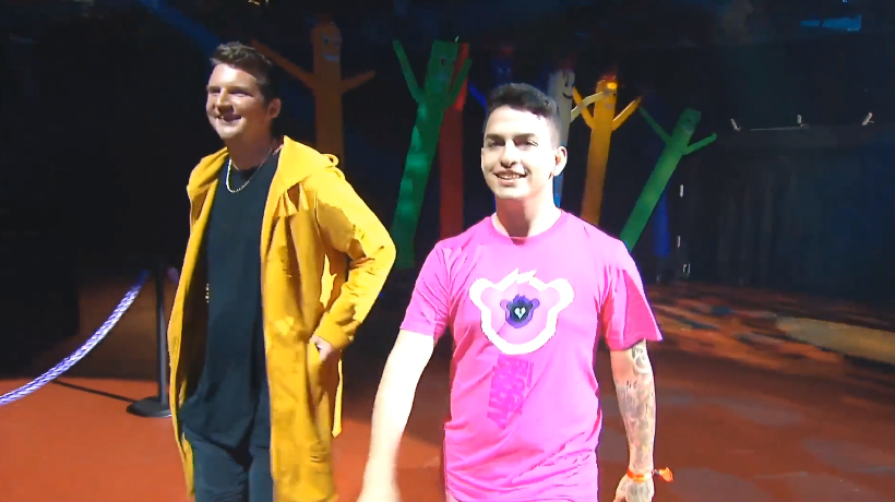 LVPesFortnite's tweet photo. ¡Pero qué enormes @MarkiLokurasY y @FolagoR entrando por la puerta grande! ¡Y qué modelazos de rosa!
📺 #ProAmLVP https://t.co/85Zfhou0hv https://t.co/Kk7ewA88O6