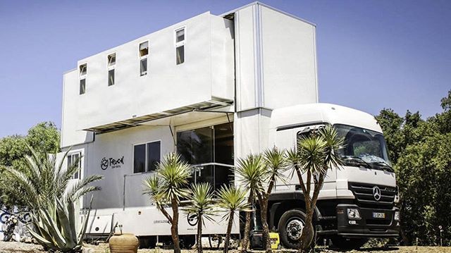 comersud's tweet photo. Viaggiare a bordo di un Actros? 🤔
Truck Surf Hotel, il Truck dei tuoi sogni! 🤩
#Actros #DaimlerTrucks #PassioneDaimlerTrucks #mercedes #mercedesbenz #mercedesbenztrucks #mercedesbenztrucksitalia #daimler #trucks #truck #camion #RoadStars #RoadEfficiency #trucksyoucantrust #o… https://t.co/u7FjUtCA8p