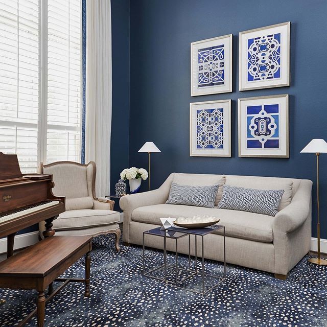 Carla_Aston's tweet image. Existing upholstery and piano paired with new wall color, rug, lamps, art, pillows and accent tables for a dramatic change. #designedcarlaaston Photo by @collscottphoto #houstondesign #designhounds #navyandwhitedecor bit.ly/2Rn6N79