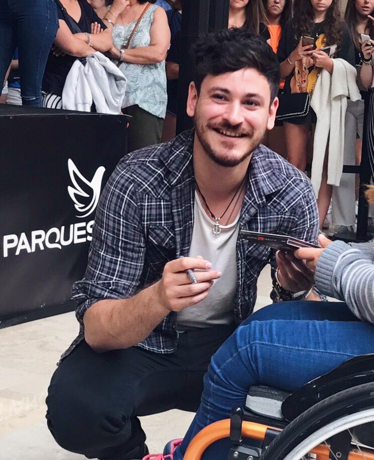 srta_lorigle's tweet photo. #NuestrosPrincipiosMadrid
He encontrado esta foto to de @cepedaoficial y aunque no he podido ir y le estén machando un montón se le ve súper feliz y agradecido a todos los cepedistas k han estado allí (una pena no haber podido ir😪) 
Valorar ya a este ser de Luz por favor🤧 https://t.co/rFEzMJ0Pd1