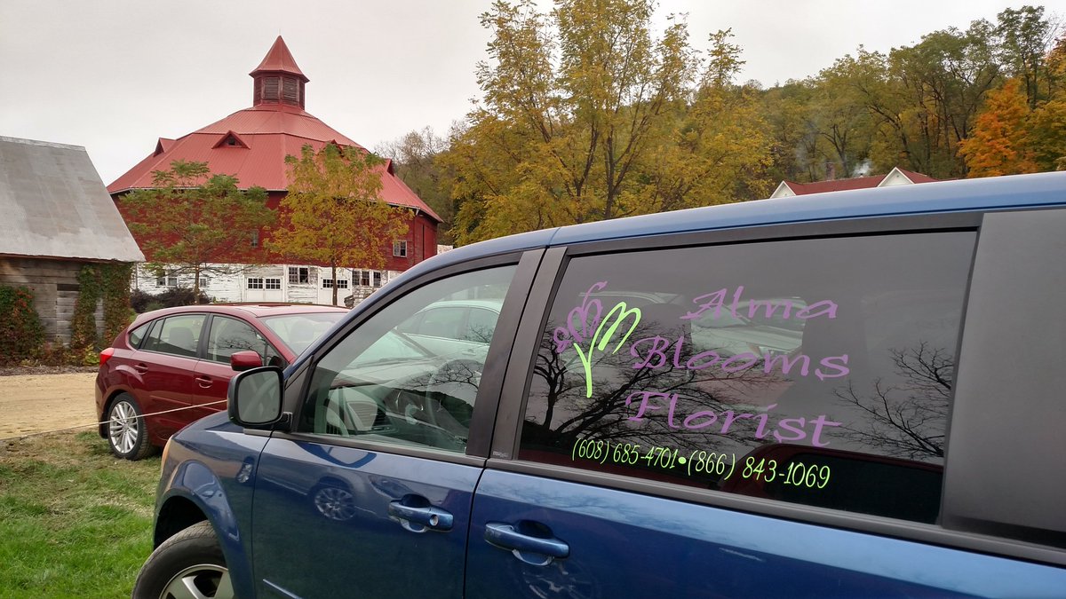 Awesome Wisconsin wedding venue paired with Alma Blooms Florist #perfection #venue #roundbarn #hiddenmeadowandbarn