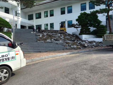 SIS_HighSchool's tweet photo. Seoul International School first phase renovations begin, June 2019. https://t.co/l1DwVZl130