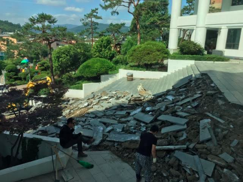 SIS_HighSchool's tweet photo. Seoul International School first phase renovations begin, June 2019. https://t.co/l1DwVZl130