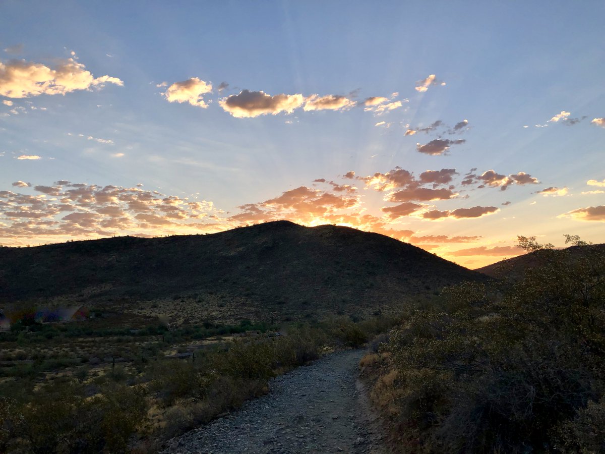MountainsIClimb's tweet photo. Sunday Sunrise Series. My week in sunrises, all from the fabulous Phoenix skies. My dad always told to never miss the opportunity to watch the sunset. Unlike him I'm an early morning riser and never miss a sunrise. #phoenixskies #Sunrise #Arizonasunrise #ilovearizona https://t.co/pa9eMv6pXj