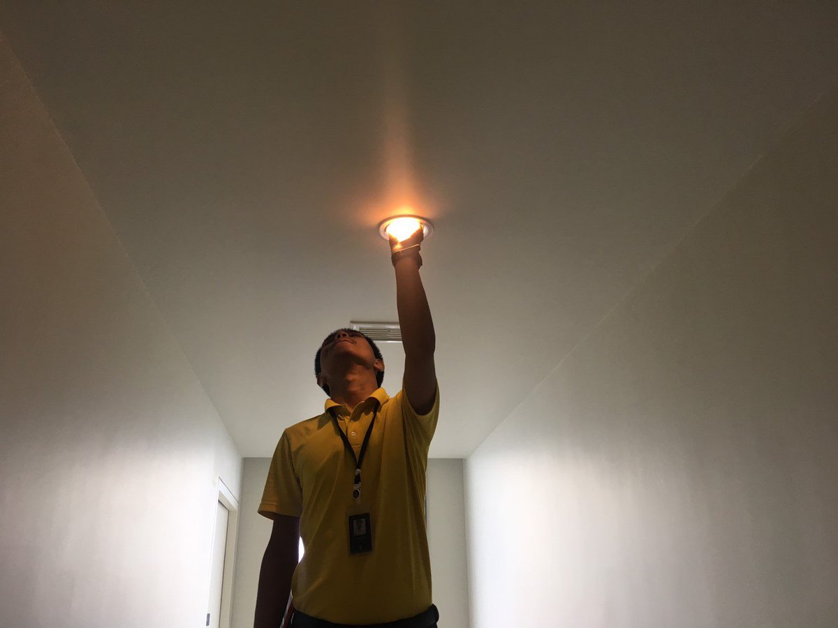 joyza12's tweet photo. ช่างอาคารดำเนินการเปลี่ยนหลอดไฟตามทางเดิน #thelineratchathewi  #plusmanagement  #PlusProperty https://t.co/H8WPOi7pIg