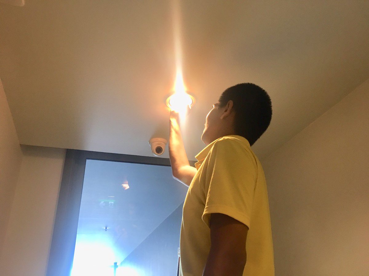 joyza12's tweet photo. ช่างอาคารดำเนินการเปลี่ยนหลอดไฟตามทางเดิน #thelineratchathewi  #plusmanagement  #PlusProperty https://t.co/H8WPOi7pIg