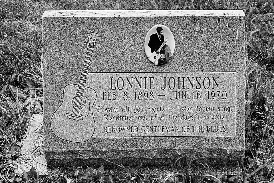 _killerblues's tweet photo. Remembering the one and only Lonnie Johnson - who passed away on this day in 1970 and was a Killer Blues headstone recipient in 2015 - Mr. Johnson is laid to rest at White Chapel Memorial Park Cemetery in #Pennsylvania! #blues #music #nonprofit https://t.co/jS4srAaHg7