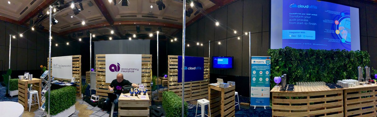 cloudoffis's tweet image. Loving the setup of #Knowledgexchange&apos;s conference on the Gold Coast. #KX19 #fairlylights #greenery #accounting #technology #fun