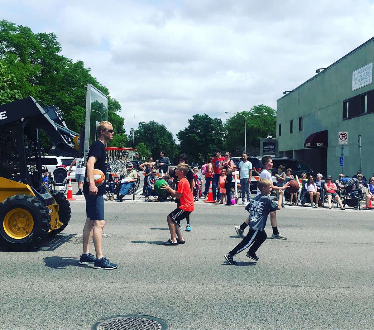 Check out these ballers! 😎👀 They shoot, they score!! 👏🏻 HYBA float was a hit in the Water Carnival Parade! #weBALLinHUTCH💪🏻🏀